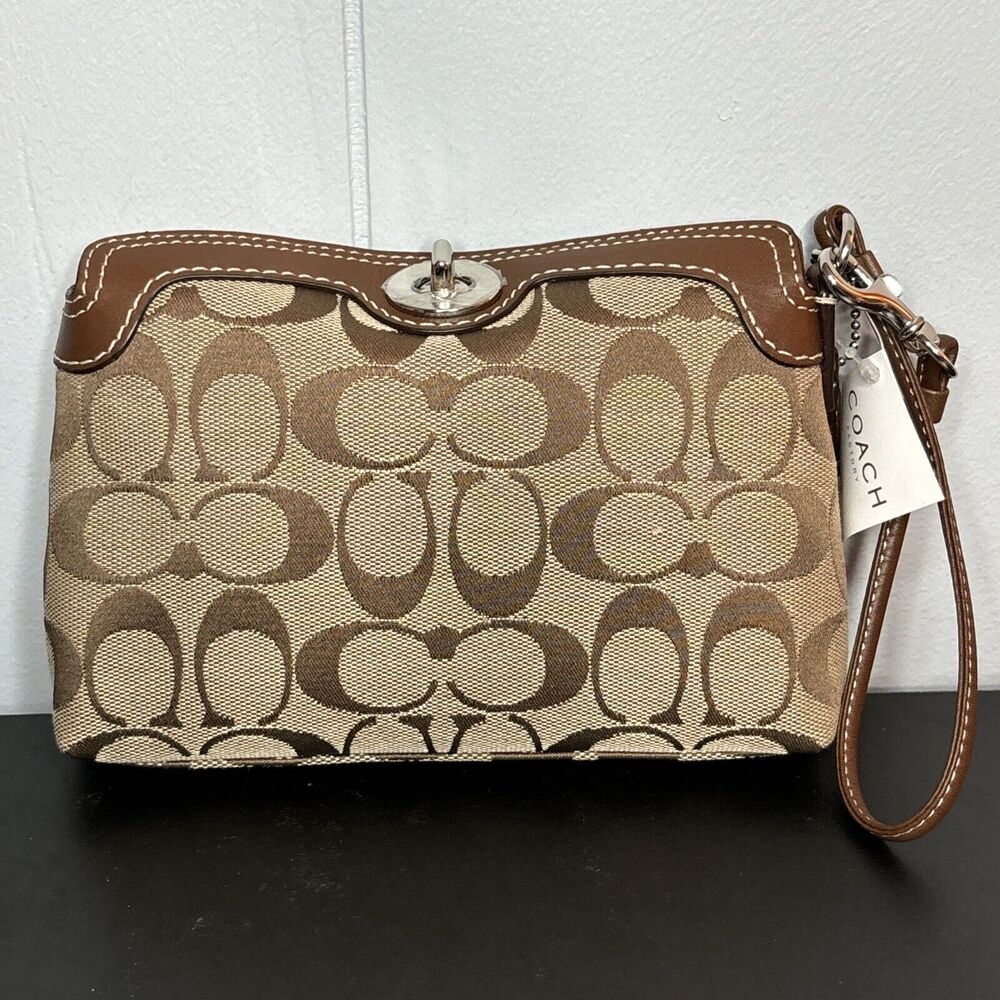❌SOLD❌ Coach Vintage Turnlock Wristlet